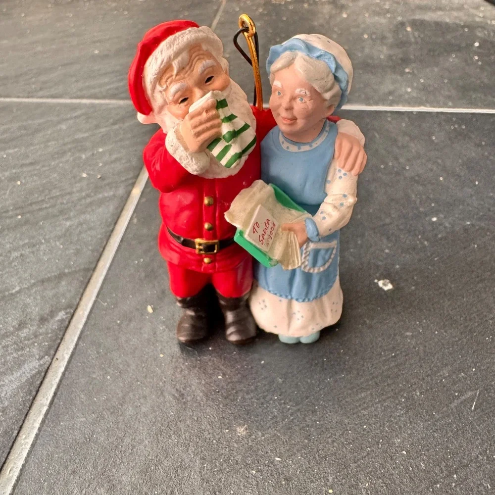 1994 Hallmark Ornament Mr. And Mrs. Santa Claus #9 A Handwarming‎ Present